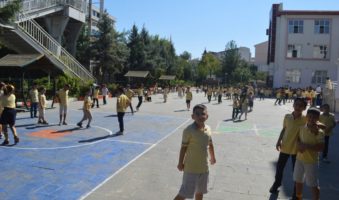 Siirt’te yeni eğitim öğretim yılının ilk gününde okul heyecanı Siirt’te 2026-2027 eğitim öğretim yılının başlamasıyla öğrenciler uzun süren tatilin