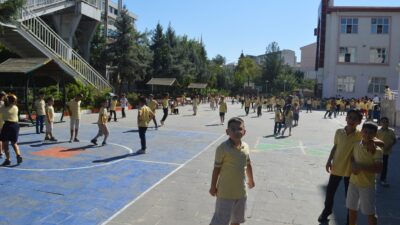 Siirt’te 2026-2027 eğitim öğretim yılının başlamasıyla öğrenciler uzun süren tatilin