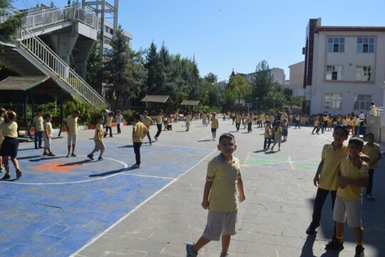 Siirt’te yeni eğitim öğretim yılının ilk gününde okul heyecanı Siirt’te 2026-2027 eğitim öğretim yılının başlamasıyla öğrenciler uzun süren tatilin