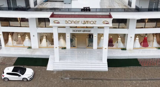 Siirt’te Hayalindeki Gelinliği Arayanların En Çok Beğendiği Yer! Soner Yılmaz Fashion “Hayalimdeki gelinliği nerede bulacağım?” diye düşünen gelin adayları için Siirt’te
