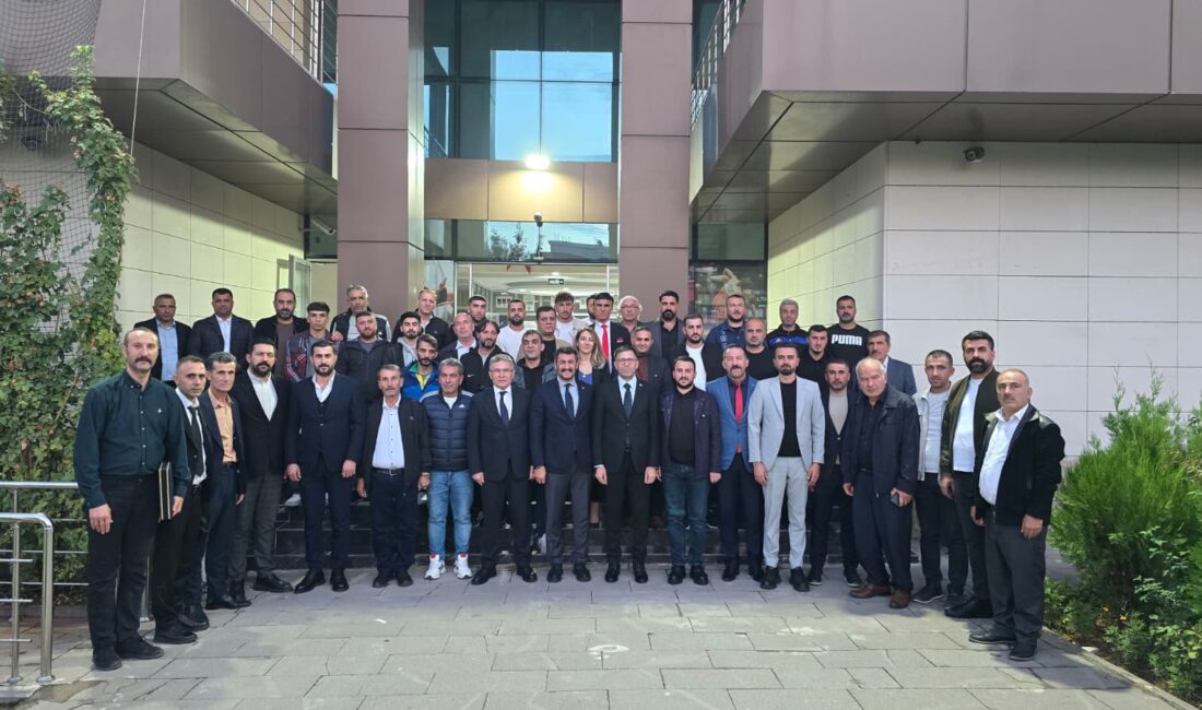 Ak Parti Siirt İl Başkanı Abdülhekim Gider’den Amatör Spor Kulüplerine Destek Mesajı Amatör Spor Kulüpleri Haftası kapsamında Siirt’te düzenlenen programda, spor kulüplerinin