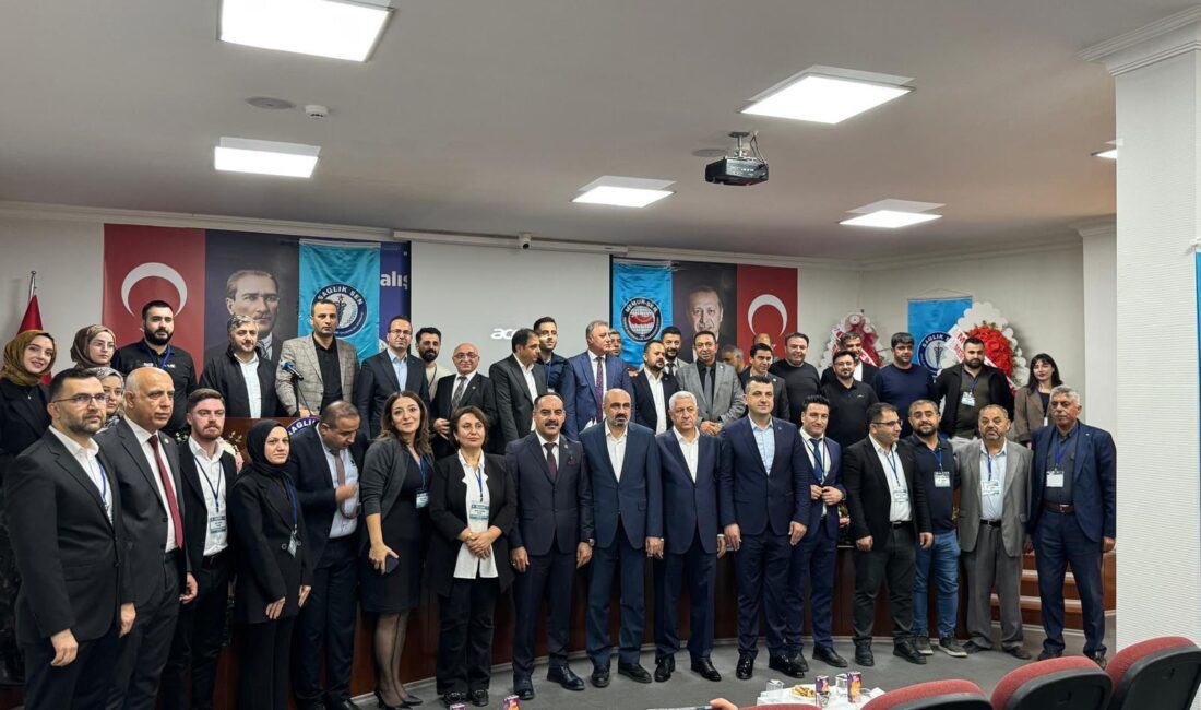 Sağlık-Sen Siirt Şubesi’nde Vesim Eviz 6. kez güven tazeledi Memur-Sen'e bağlı Sağlık-Sen Siirt Şubesi'nin genel kurulunda mevcut başkan Vesim