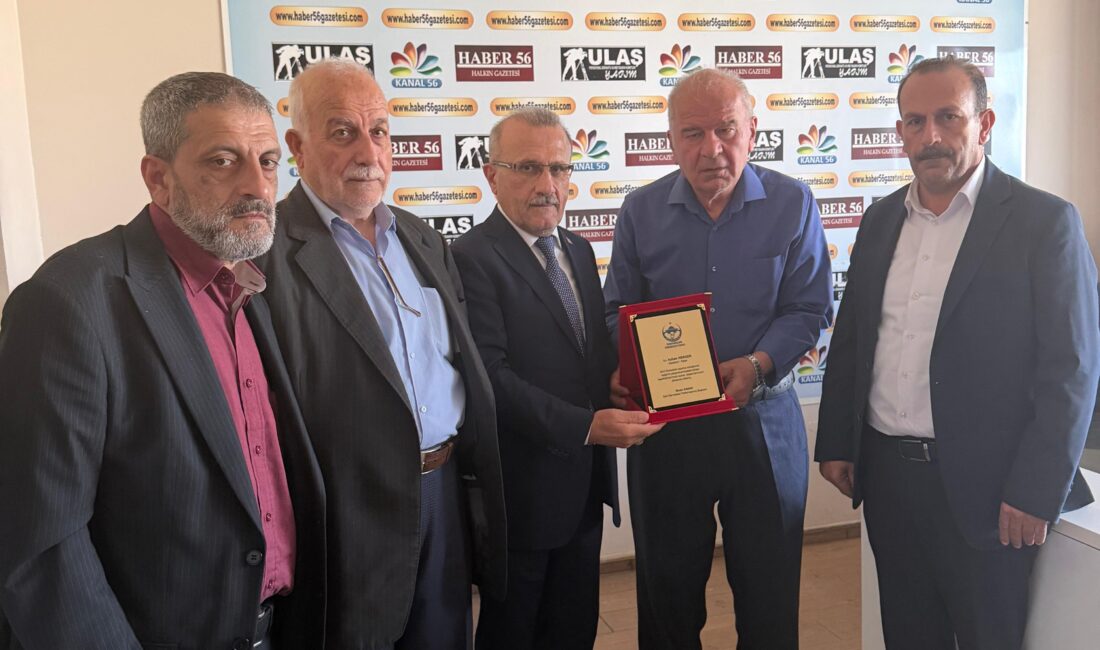 Genel Yayın Yönetmenimiz Mergen’e Plaket İstanbul’da faaliyet gösteren Siirt Dernekleri Federasyonu tarafından genel yayın yönetmenimiz