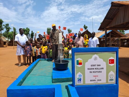 Siirt İHH’nın çalışmalarıyla Benin’de temiz su kuyusu açıldı Siirt İHH Kadın Kolları'nın çalışmaları kapsamında hayırseverlerin desteğiyle Afrika ülkesi